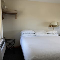 Juniper Motel-King-Pet Friendly-Upper Level-Room 15
