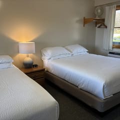 Juniper Motel- Double Queen- Pet Friendly-Balcony-Room 17