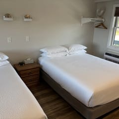 Juniper Motel-Double Queen-Pet Friendly-Balcony-Room 18