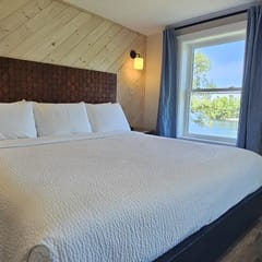 Juniper Motel-King Deluxe-Second Floor-Room 5