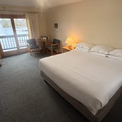 Juniper Motel-King-Jacuzzi-Balcony-Room 16