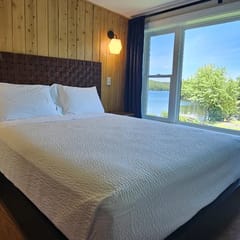 Juniper Motel-Lake Front-Single Queen-Second Floor-Room 8