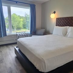 Juniper Motel-Single Queen-Studio-Second Floor-Room 3