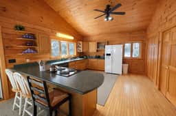 Hartford's Point Lodge Spacious Log Cabin *Perfect for families* - Image 4