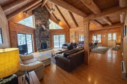 Hartford's Point Lodge Spacious Log Cabin *Perfect for families* - Image 3