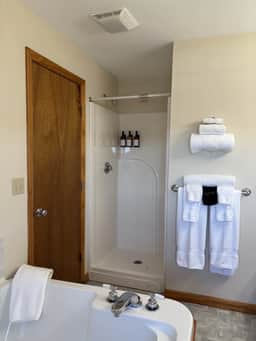 Juniper Motel - Pet Friendly-King Bed-Ground Floor- Room 21 - Image 3