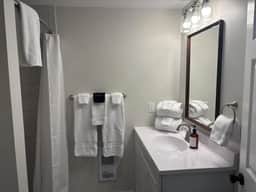 Juniper Motel-Deluxe Double Queen Suite-Pet Friendly-Kitchenette-Room 10 - Image 5
