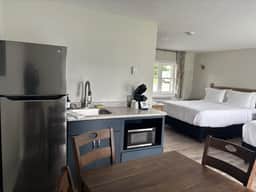 Juniper Motel-Deluxe Double Queen Suite-Pet Friendly-Kitchenette-Room 10 - Image 3