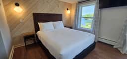 Juniper Motel-Deluxe Double Queen-Second Floor-Pet Friendly-Room 7 - Image 3