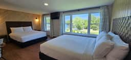 Juniper Motel-Deluxe Double Queen-Second Floor-Pet Friendly-Room 7 - Image 5
