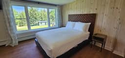 Juniper Motel-Deluxe Double Queen-Second Floor-Pet Friendly-Room 7 - Image 4