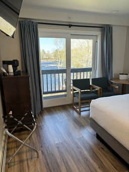 Juniper Motel-Double Queen-Pet Friendly-Balcony-Room 18 - Image 5