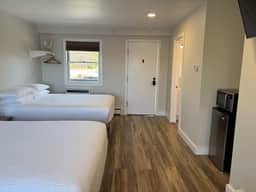 Juniper Motel-Double Queen-Pet Friendly-Balcony-Room 18 - Image 4