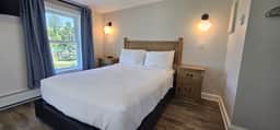 Juniper Motel-Double Queen-Pet Friendly-Second Level-Room 4 - Image 4