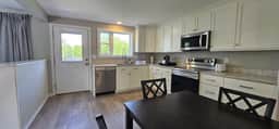 Juniper Motel-King Apartment-First Floor-Deck-Full Kitchen-Room 9 - Image 2