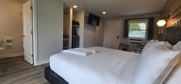 Juniper Motel-King Studio-Pet Friendly-Second Floor-Room 1 - Image 3
