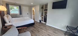 Juniper Motel-King Studio-Pet Friendly-Second Level-Room 2 - Image 4