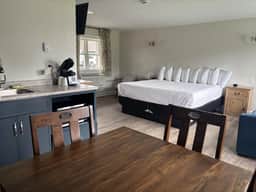 Juniper Motel-King Suite-Ground Floor-Room 12 - Image 4