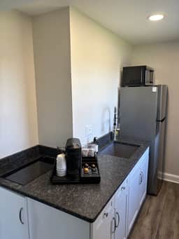 Juniper Motel-King Suite-Pet Friendly-Cooktop-Ground Floor-Room 22 - Image 2