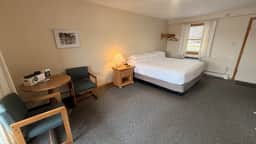 Juniper Motel-King-Jacuzzi-Balcony-Room 16 - Image 5