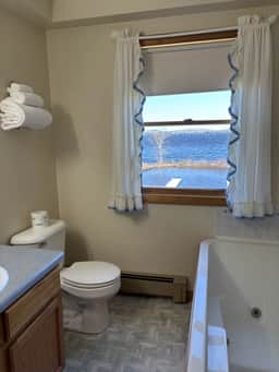 Juniper Motel-King-Jacuzzi-Balcony-Room 16 - Image 3