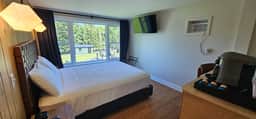 Juniper Motel-Lake Front-Single Queen-Second Floor-Room 8 - Image 3
