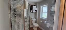 Juniper Motel-Lake Front-Single Queen-Second Floor-Room 8 - Image 5