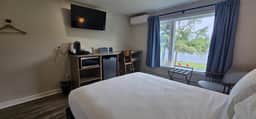 Juniper Motel-Single Queen-Studio-Second Floor-Room 3 - Image 2