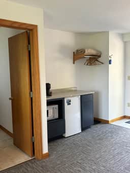 Juniper Motel - Pet Friendly-King Bed-Ground Floor- Room 21 - Image 5