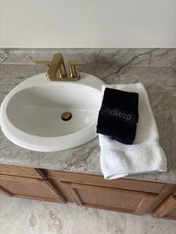 Juniper Motel-King-Pet Friendly-Upper Level-Room 15 - Image 5