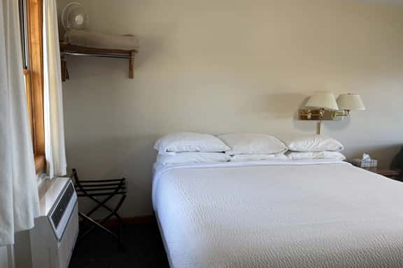 Juniper Motel-King-Pet Friendly-Upper Level-Room 15 - Image 1