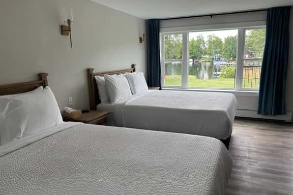 Juniper Motel-Deluxe Double Queen Suite-Pet Friendly-Kitchenette-Room 10 - Image 1