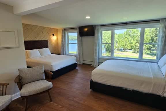 Juniper Motel-Deluxe Double Queen-Second Floor-Pet Friendly-Room 7 - Image 1