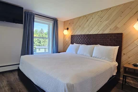 Juniper Motel-Deluxe King-Second Floor-Room 6 - Image 1