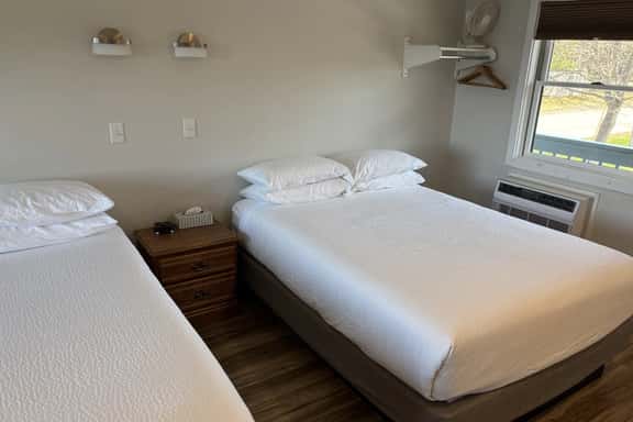 Juniper Motel-Double Queen-Pet Friendly-Balcony-Room 18 - Image 1