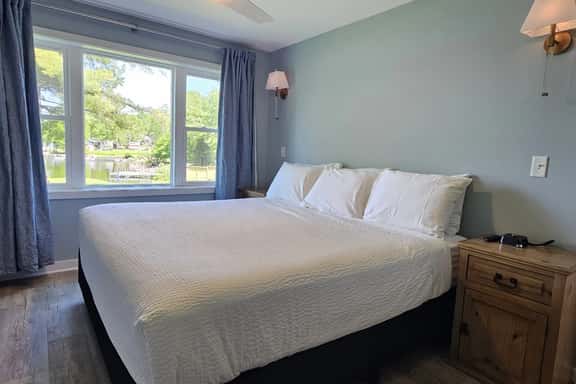 Juniper Motel-King Apartment-First Floor-Deck-Full Kitchen-Room 9 - Image 1