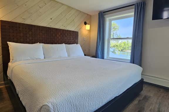 Juniper Motel-King Deluxe-Second Floor-Room 5 - Image 1