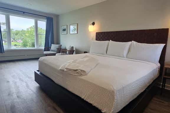 Juniper Motel-King Studio-Pet Friendly-Second Level-Room 2 - Image 1