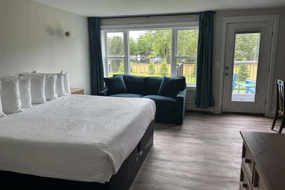 Juniper Motel-King Suite-Ground Floor-Room 12 - Image 1