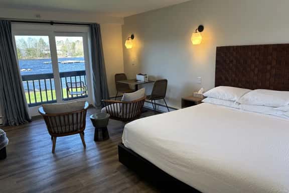 Juniper Motel-King Suite-Pet Friendly-Cooktop-Ground Floor-Room 22 - Image 1
