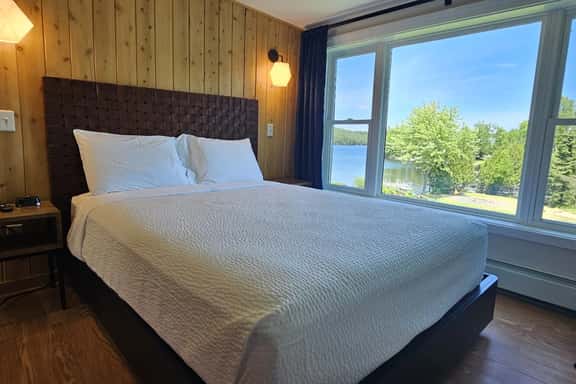 Juniper Motel-Lake Front-Single Queen-Second Floor-Room 8 - Image 1