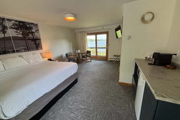 Juniper Motel - Pet Friendly-King Bed-Ground Floor- Room 21 - Image 1
