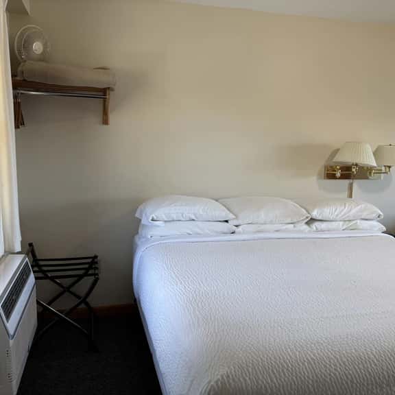 Juniper Motel-King-Pet Friendly-Upper Level-Room 15 - Image 1