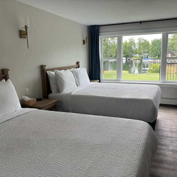 Juniper Motel-Deluxe Double Queen Suite-Pet Friendly-Kitchenette-Room 10 - Image 1