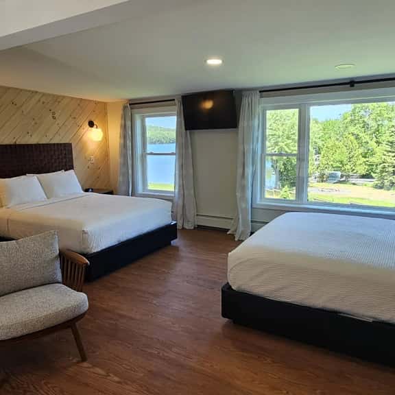 Juniper Motel-Deluxe Double Queen-Second Floor-Pet Friendly-Room 7 - Image 1