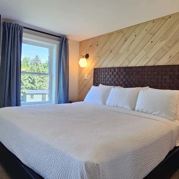 Juniper Motel-Deluxe King-Second Floor-Room 6 - Image 1
