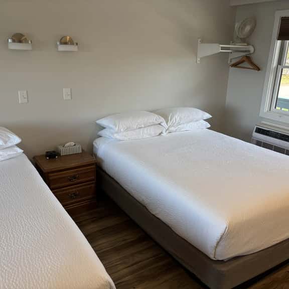 Juniper Motel-Double Queen-Pet Friendly-Balcony-Room 18 - Image 1