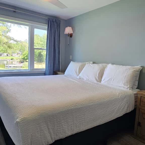 Juniper Motel-King Apartment-First Floor-Deck-Full Kitchen-Room 9 - Image 1