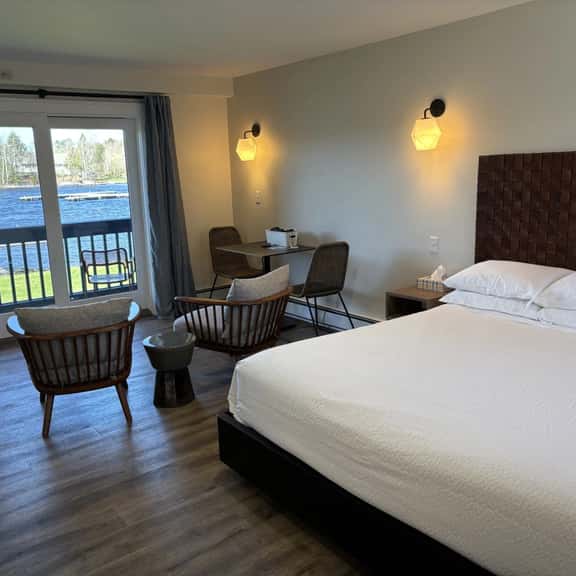 Juniper Motel-King Suite-Pet Friendly-Cooktop-Ground Floor-Room 22 - Image 1