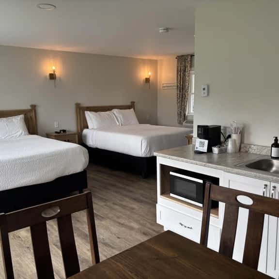 Motel-Lake Front-Double Queen-Ground Floor-Handicap Accessible-Pet Friendly-Room 11 - Image 1